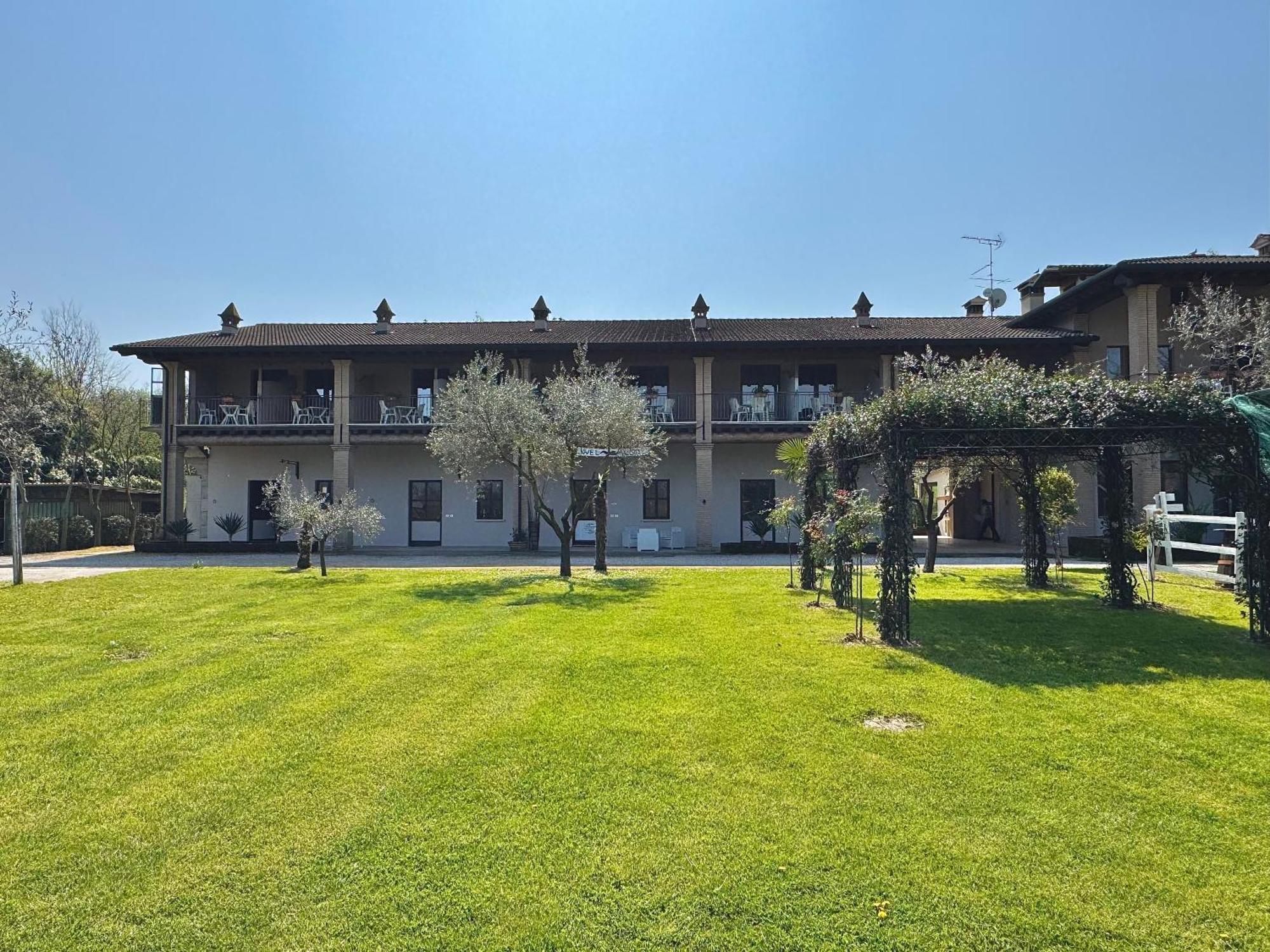 Agriturismo B&B Cascina Reciago Дезенцано-дель-Гарда Экстерьер фото